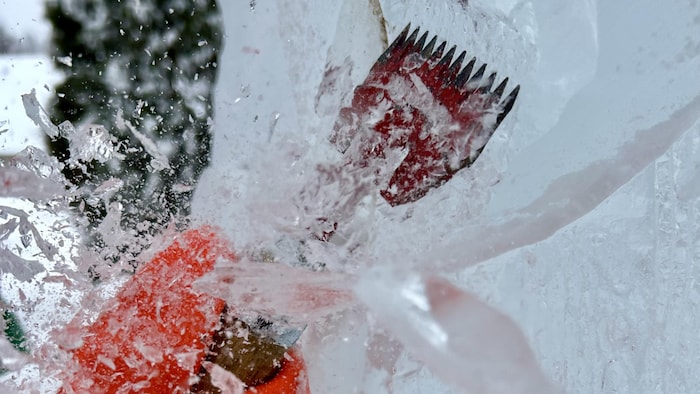 Un bloc de glace en train d'être sculpté. 
