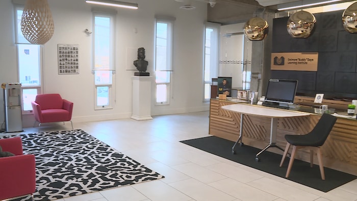 Une sculpture en l'honneur de Viola Desmond dévoilée en Nouvelle ...