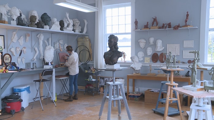 Une sculpture en l'honneur de Viola Desmond dévoilée en Nouvelle ...