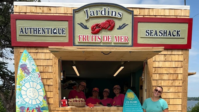 L'extérieur du Sea Shack à Bécancour avec ses employés