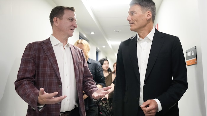 Sean Baird et Gregor Robertson lors de la visite d’un immeuble de logements sociaux abordables rénové et réaménagé par la Société d’habitation de Toronto en juillet 2026.