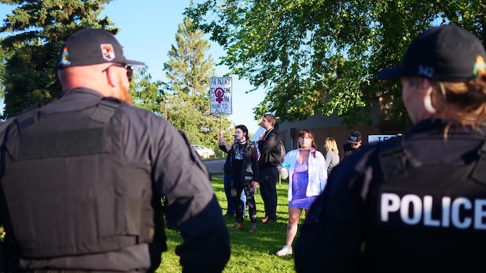 Manifestation lors du concert de Sean Feucht à Saskatoon le 21 août 2025.