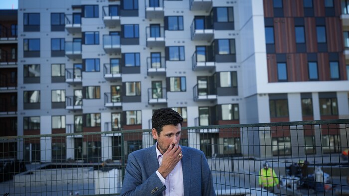 Sean Fraser devant un complexe d'appartements.