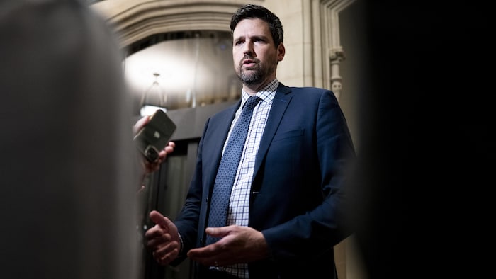 M. Fraser s'adresse aux journalistes