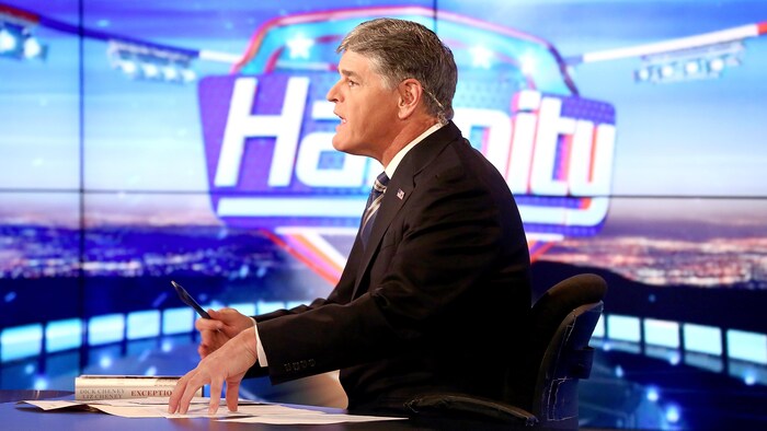 Le présentateur de la chaîne d'informations Fox News Sean Hannity sur le plateau de son émission quotidienne.