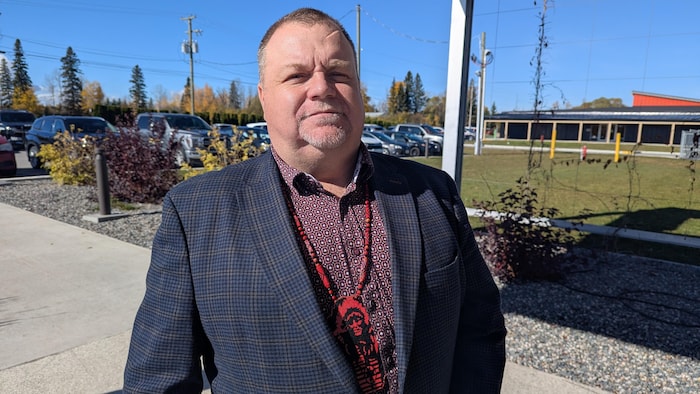 Sean McLaren pose à l'extérieur du centre communautaire.
