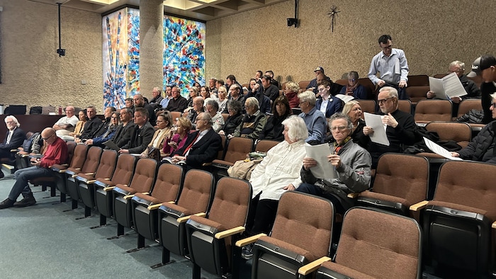 Des citoyens qui participent à une séance du conseil de ville.