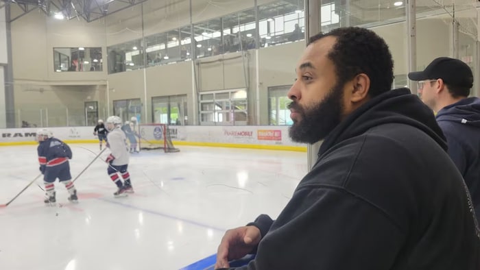 Sebastian Andrews face à une patinoire