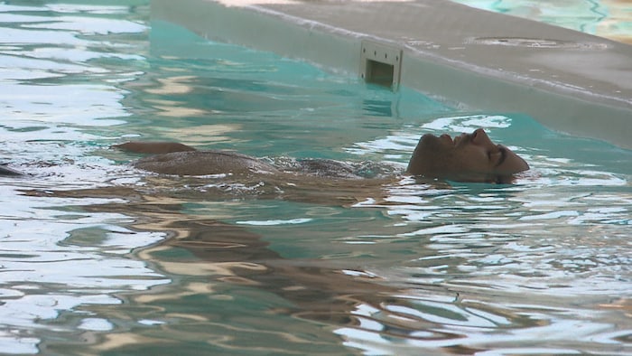 Sébastien flotte sur le dos à la piscine. 