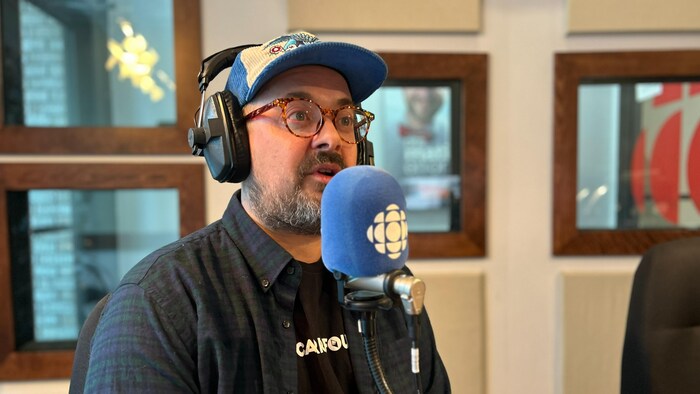 Sébastien Bélisle en entrevue dans le studio de Radio-Canada à Rouyn-Noranda.