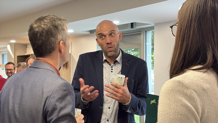 Le directeur général de l’Office d’habitation Centre-du-Québec (OHCQ), Sébastien Brière discute avec des gens. 