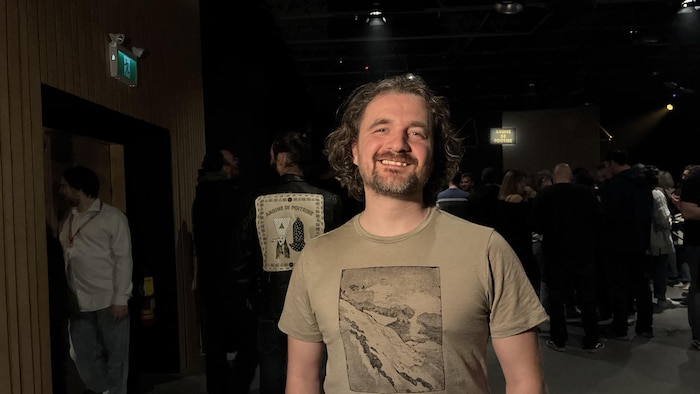 Un homme dans une salle de spectacle. 