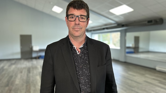 Sébastien Couture, dans une salle polyvalente.