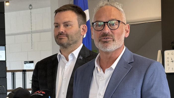Sébastien D'Astous et Paul St-Pierre Plamondon lors d'une conférence de presse.