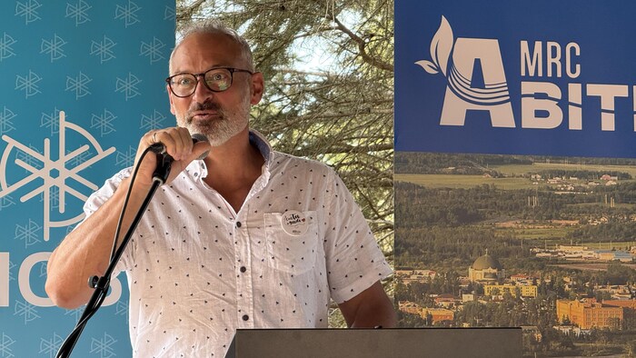 Sébastien D'Astous prononce un discours lors d'une conférence de presse.
