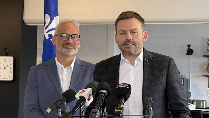 Sébastien D'Astous écoute la conférence de presse de Paul St-Pierre Plamondon.