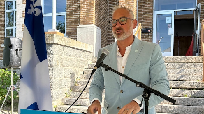 Sébastien D'Astous prononce un discours devant le Vieux-Palais d'Amos.