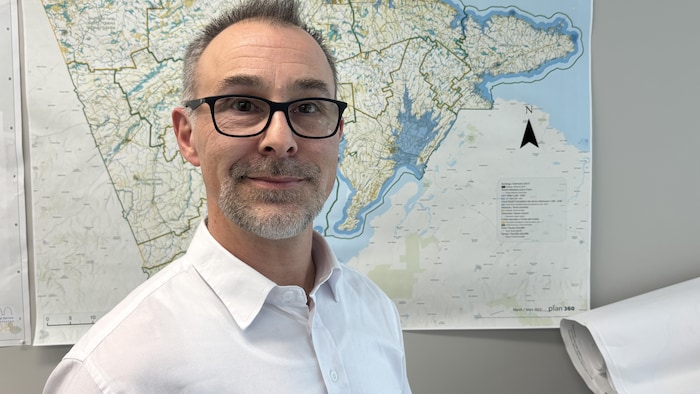 Un homme devant une énorme carte hydrographique.