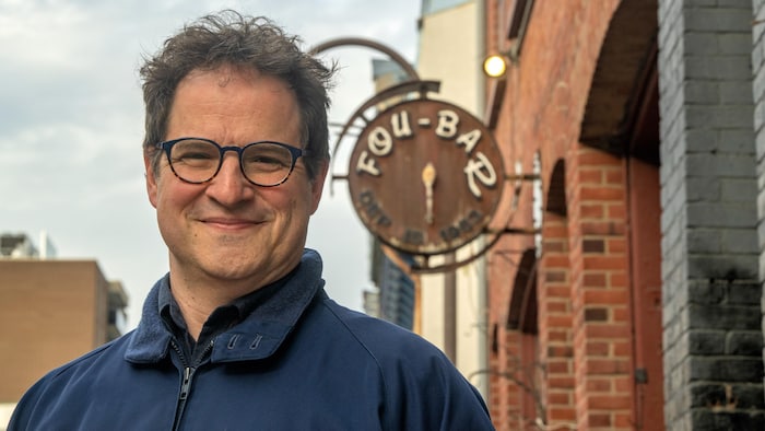 Sébastien Dorval devant son commerce.