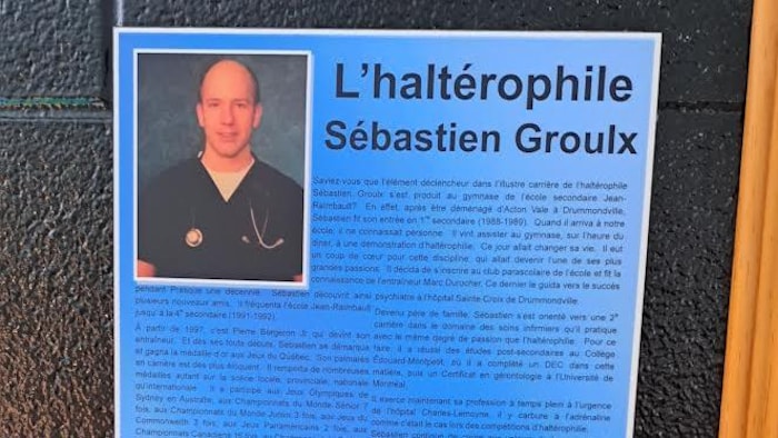 Une plaque soulignant la carrière de Sébastien Groulx.