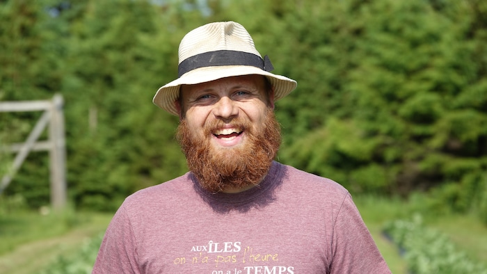 Sébastien Henry photographié dans un champ.
