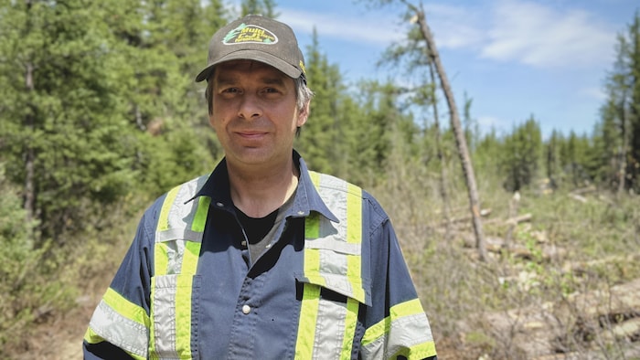 Sébastien Jalbert pose devant la caméra en forêt. 