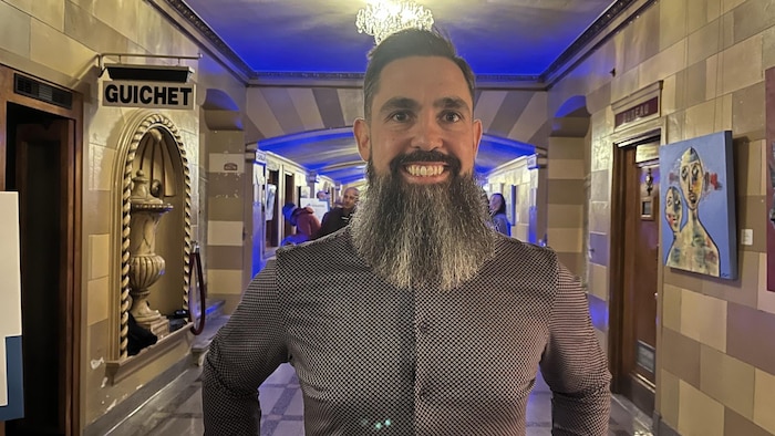 Le directeur général se trouve dans l'entrée du théâtre Granada.
