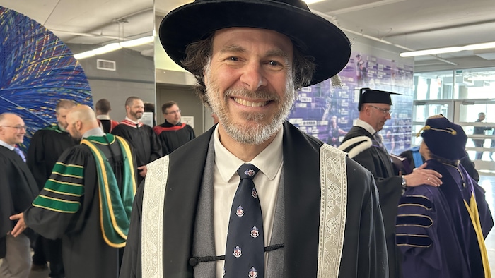 Sébastien Lebel-Grenier avec un chapeau de recteur et un habit de collation des grades. 