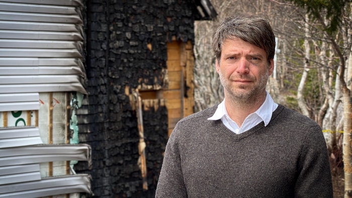 Le maire de Baie-Johan-Beetz près de l'église brûlée. 