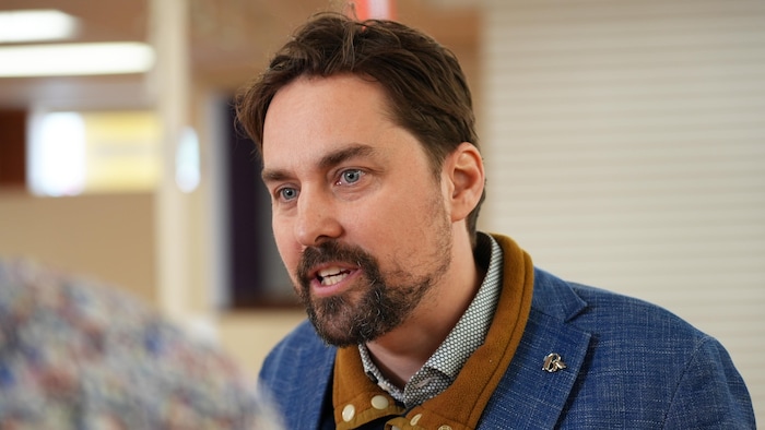 Sébastien Lemire dépose officiellement sa candidature dans un local d’Élections Canada.