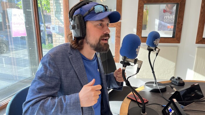 Sébastien Lemire en entrevue à Radio-Canada dans le studio de Rouyn-Noranda.
