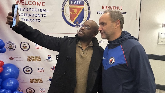 L'entraîneur des Grenadiers, Sébastien Migné, pose avec un fan à Toronto.