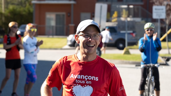 Sébastien Roulier tout sourire devant les locaux de Moisson Estrie, à Sherbrooke.
