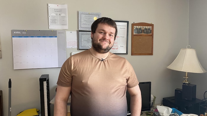 Sébastien Routhier est debout et sourit à la caméra.