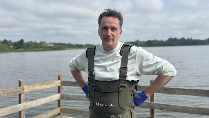 Sébastien Sauvé devant un cours d'eau.