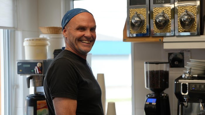 Portrait de l'homme qui travaille à sa boulangerie.
