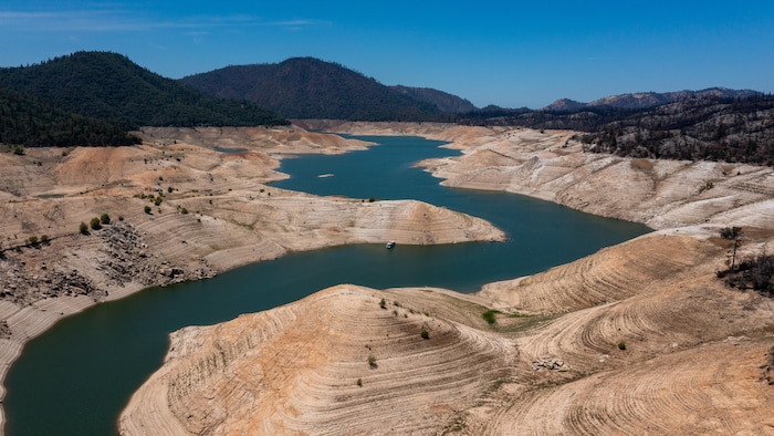 Le niveau d'eau du lac Oroville est très bas. Les berges sont à découvert.
