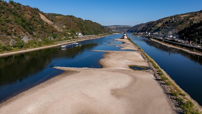 Le lit d'une rivière asséché.