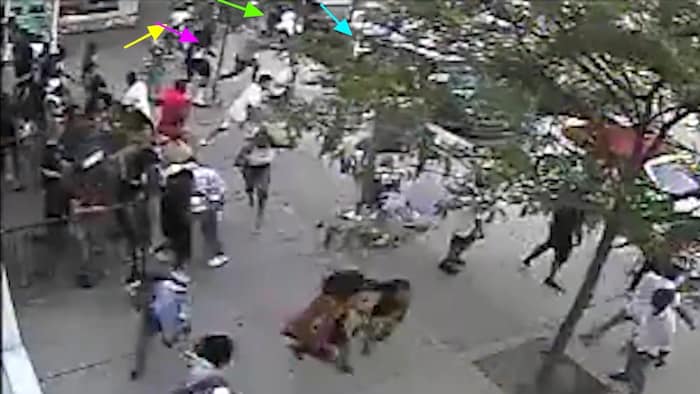 Des piétions qui se mettent à courir dans tous les sens.