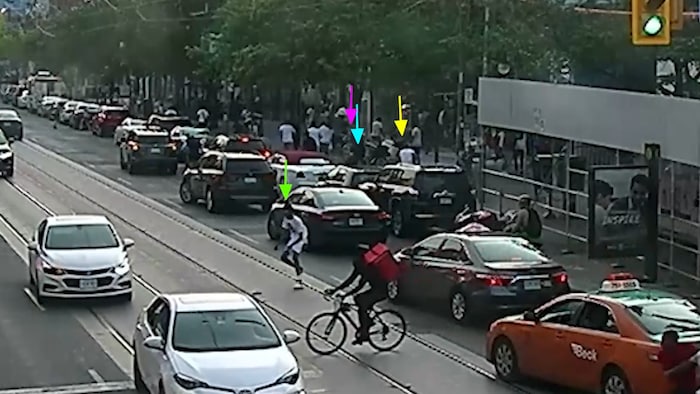 Abdulkadir Handule récupère une arme par terre dans la rue.