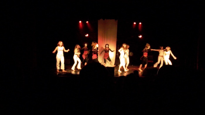 Des jeunes sont en spectacle sur une scène.