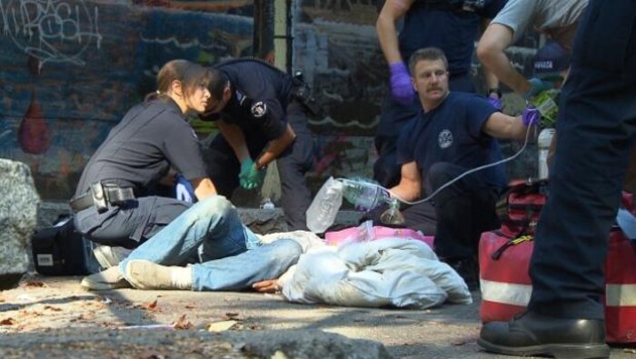 Les secours tentent de réanimer une personne qui a fait une surdose dans une rue de Vancouver.