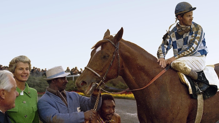 Le cheval Secretariat monté par Ron Turcotte sur une photo de 1973.