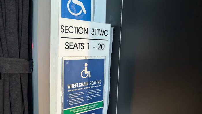 Ce panneau indique que les places accessibles sont strictement réservées aux personnes ayant besoin de fauteuils roulants ou d'aides à la mobilité.