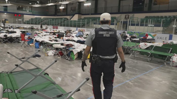Un agent de sécurité communautaire patrouille dans un refuge à Thompson.