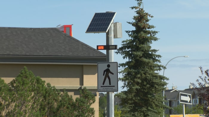 Un panneau de signalisation muni d'un panneau solaire.
