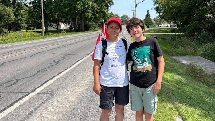 Sefika Ozlem Yaman Sahin et son fils sur une route secondaire de l’Ontario lors de leur marche vers Ottawa.