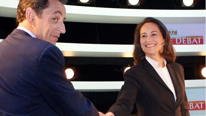 Nicolas Sarkozy et Ségolène Royal se serrent la main.