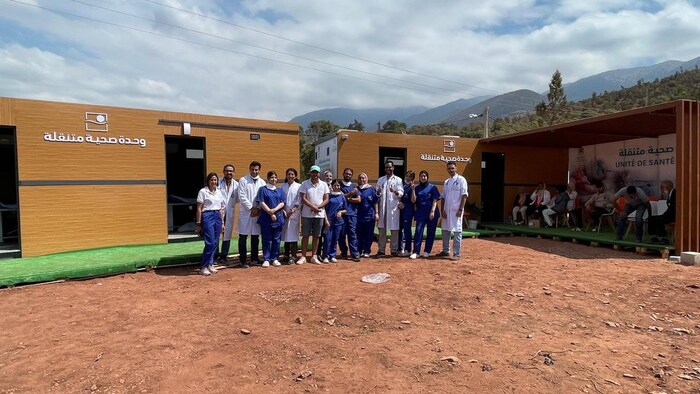 Médicos y enfermeras voluntarias posan delante de una unidad móvil de salud en Marruecos.