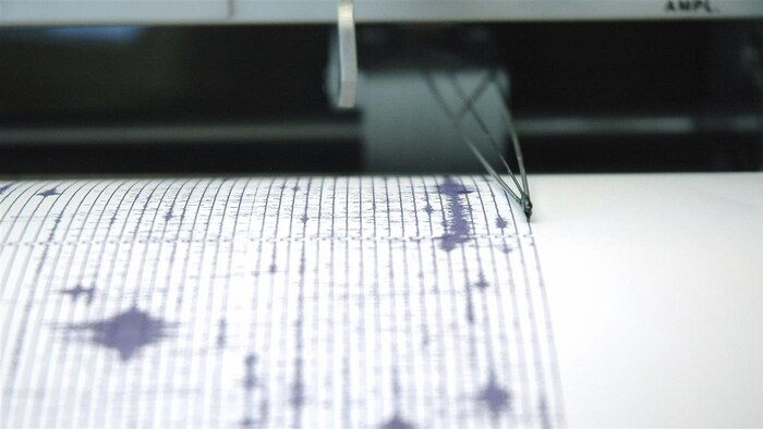 Un sismographe en action.